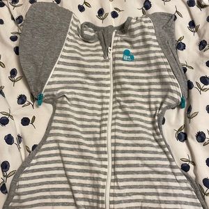 Gray and white love to dream sleep sack. Large-19-24 lbs. 1.0 TOG. GUC.